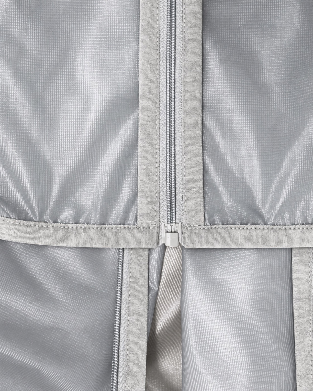 Binding at the inside of the front zipper